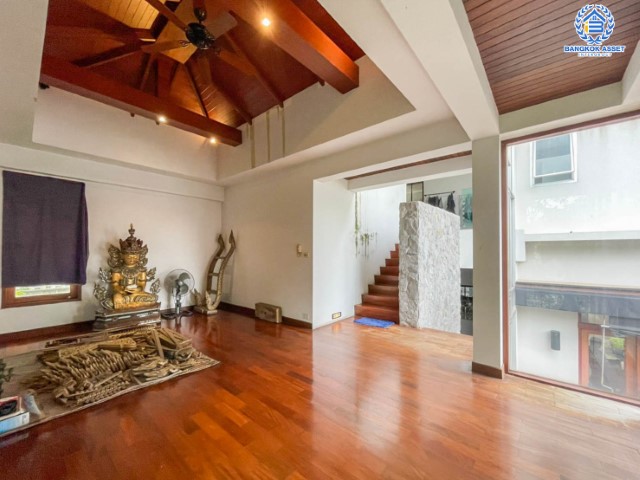 *****บ้านเดี่ยวมือสอง ม. ซอย พหลโยธิน56 พหลโยธิน บ้านเดี่ยวหลังใหญ่ ภายในตกแต่งหรูหรา สวยมาก  บนเนื้อที่เยอะถึง 98.60 ตร.ว.  3 ห้องนอน 3 ห้องน้ำ 2 ที่จอดรถ ภายในบรรยากาศร่มรื่นมีความเป็นส่วนตัวมาก พร้อมมีสระน้ำในตัว  บนพื้นที่กว่า 316 ตร.ม บนทำเลที่ดี เชื่อมต่อถนน พหลโยธิน, ลำลูกกา, วิภาวดี-รังสิต เดินทางสะดวกใกล้รถไฟฟ้า สถานี "แยก คปอ, คูคต"